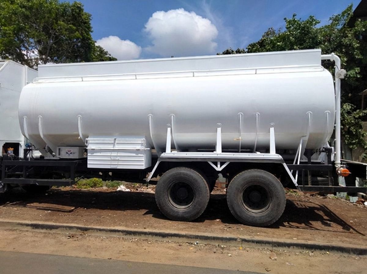 White LDO supply tanker from the Greenstar Industry brochure, vehicle plate removed